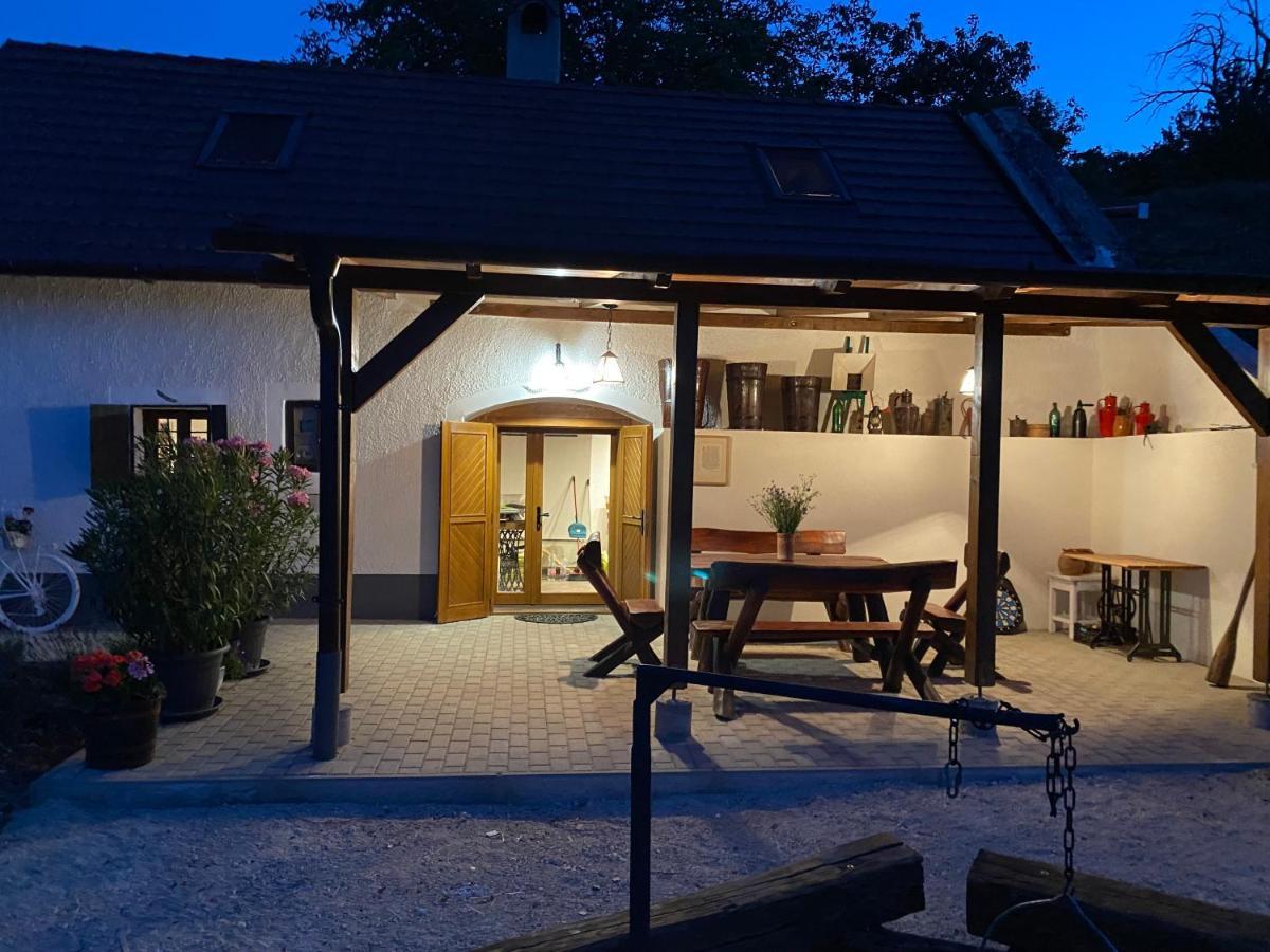 Sauna & Jakuzzi Kisleshegy Vendeghaz Villa *